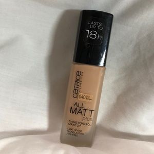 Catrice  - All Matt Plus in shade 040 Sun Beige